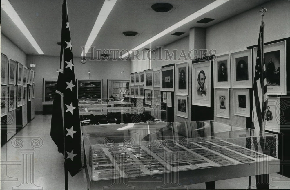 1967 Press Photo Frank Palumbo presents Carthage College Civil War Museum - Historic Images