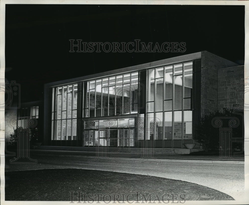 1962 Press Photo Main entrance to multi-purpose building at Carthage in Kenosha - Historic Images