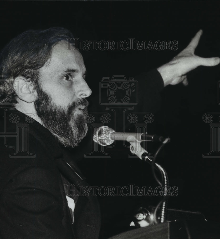 1982 Press Photo Father John Kavanaugh speaks at the Pabst Theater in Milwaukee - Historic Images