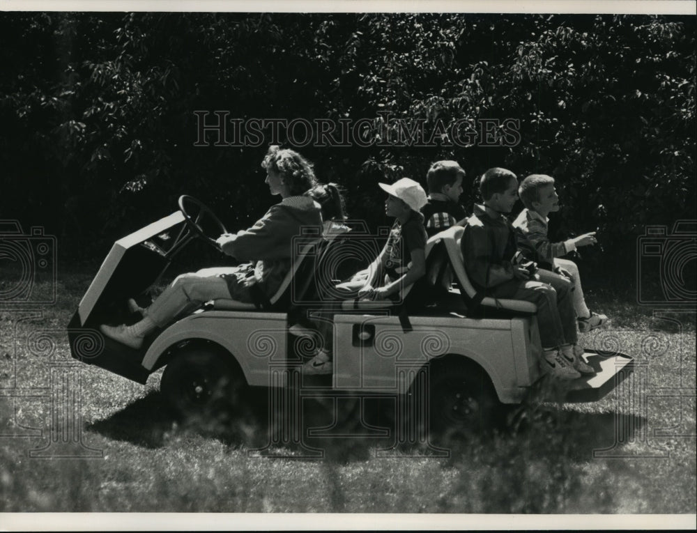 1992 Press Photo Students take a ride and learn about plant and animal life - Historic Images