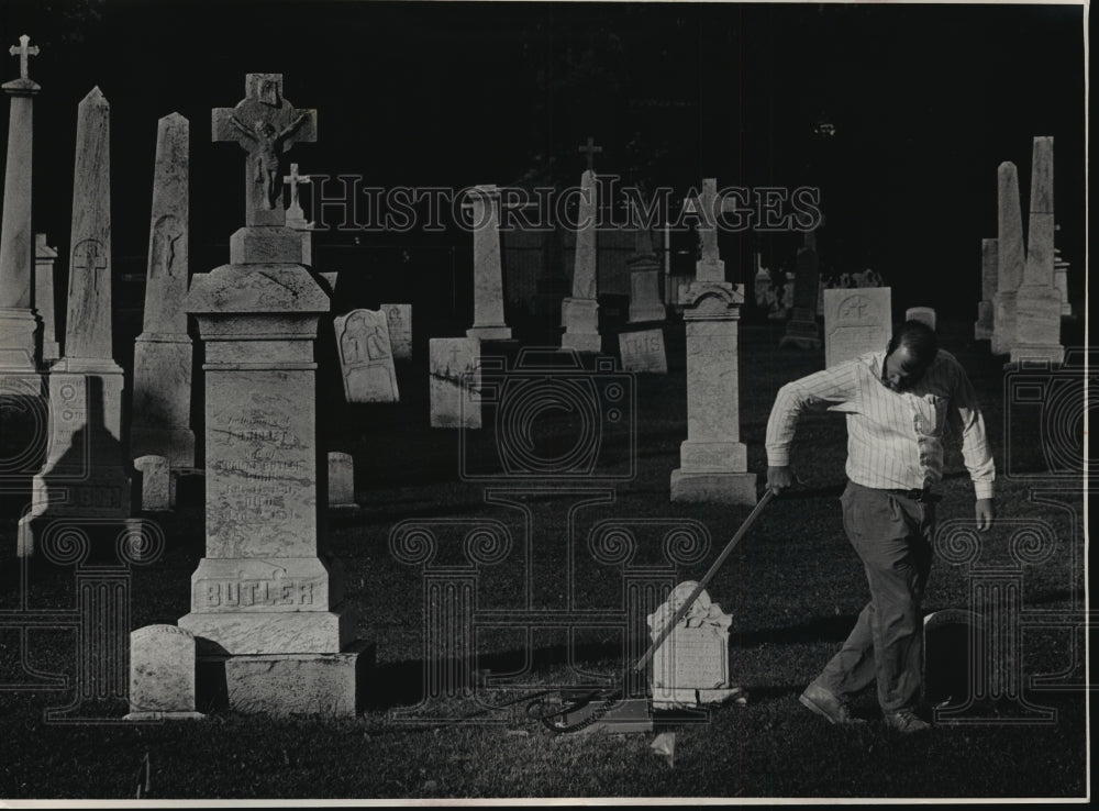 1990 Press Photo Mark Drollinger searching for unmarked graves with radar device - Historic Images