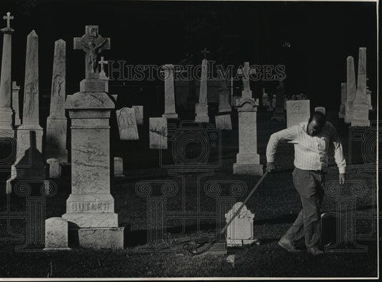 1990 Press Photo Mark Drollinger searching for unmarked graves with radar device - Historic Images
