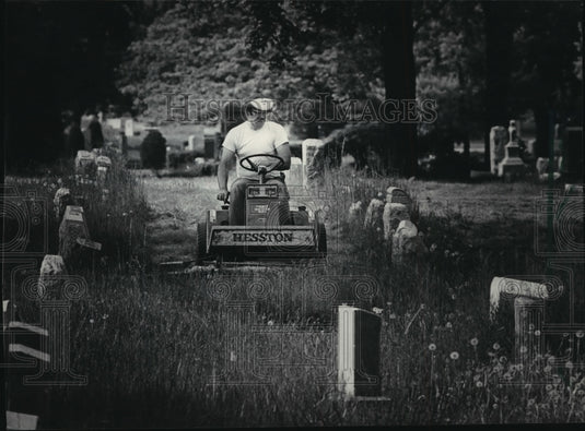 1986 Press Photo Robert Pendzick mowed through Wanderer's Rest Cemetery - Historic Images