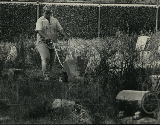 1987 Press Photo Jeff Moore mowing grass at Wanderer's Rest Cemetery, Milwaukee - Historic Images