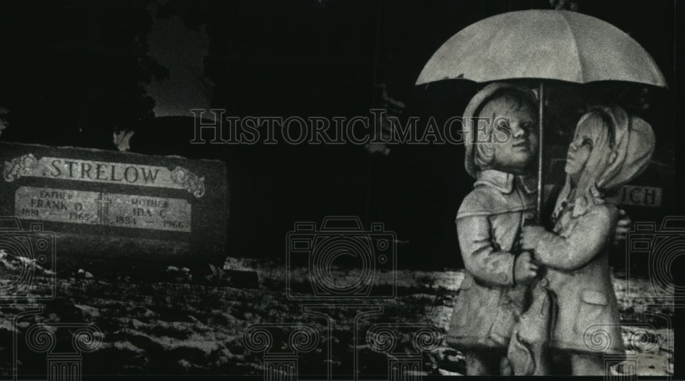 1992 Press Photo A small monument at Memorial Park cemetery in Oak Creek, WI - Historic Images