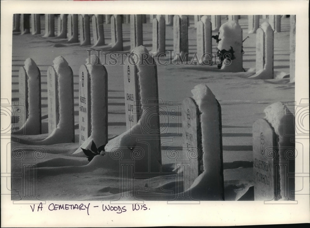 1986 Press Photo Windblown snow drifted around graves, Cemetery in Woods, WI - Historic Images