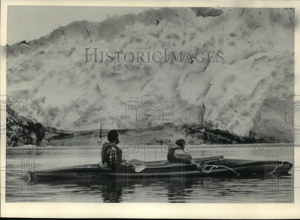 1986 Press Photo Kayak floats close to face of Lamplugh Glacier in Glacier Bay - Historic Images