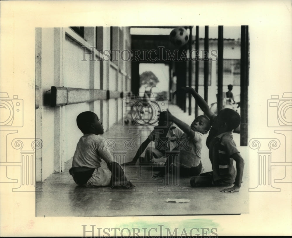 1986 Press Photo Children Practiced Their Soccer Skills in the Hallway at Center - Historic Images