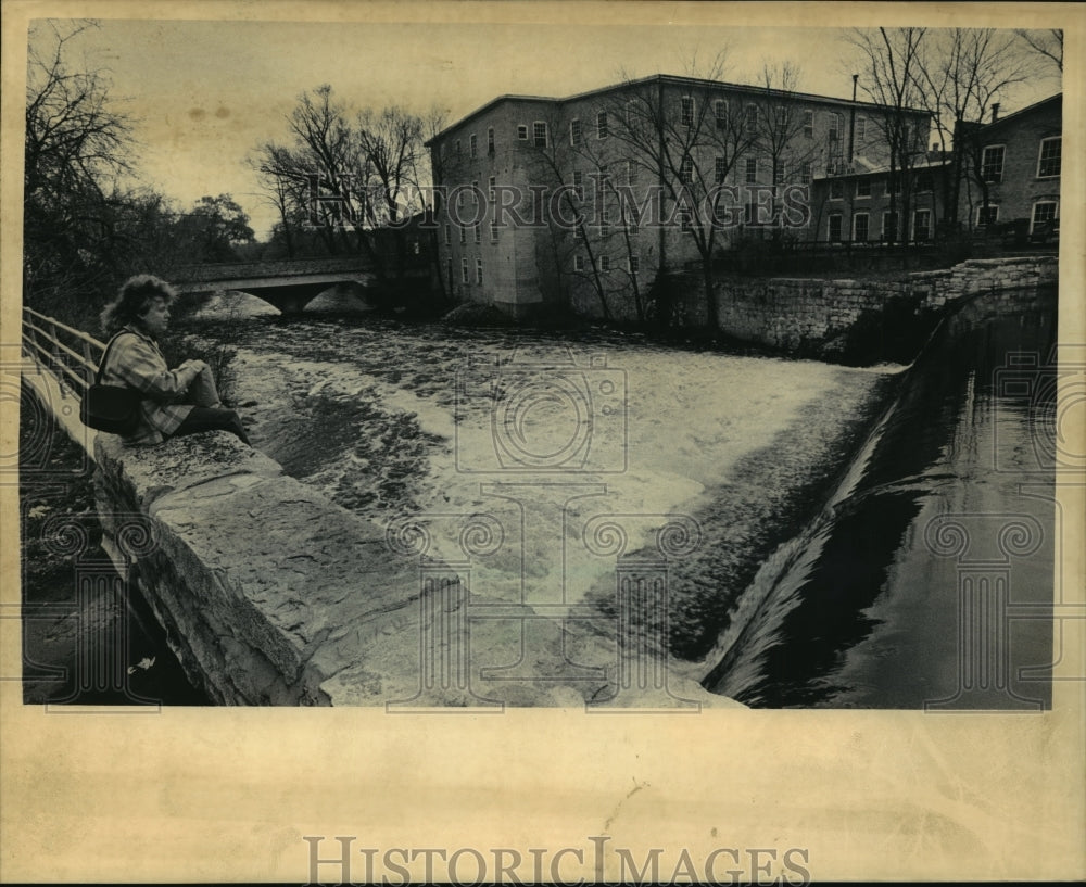 1985 Press Photo Cathy Laing of Cedarburg watched high water of Cedar Creek - Historic Images