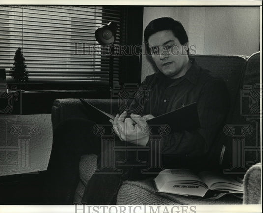 1991 Press Photo David Cecsarini prepares a holiday reading - mja49501 - Historic Images