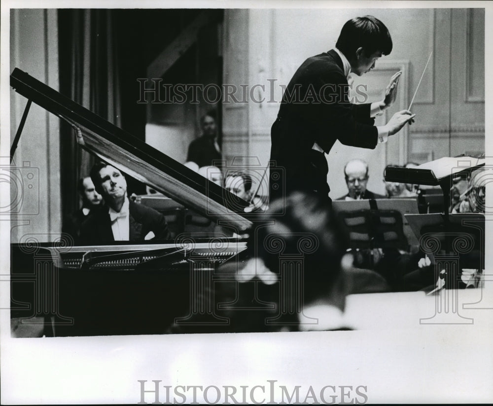 1966 Press Photo Yuri Boukoff and Seiji Ozawa perform at Pabst Theater - Historic Images