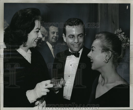 1959 Press Photo First nighters at the Fred Miller Theater after play - Historic Images