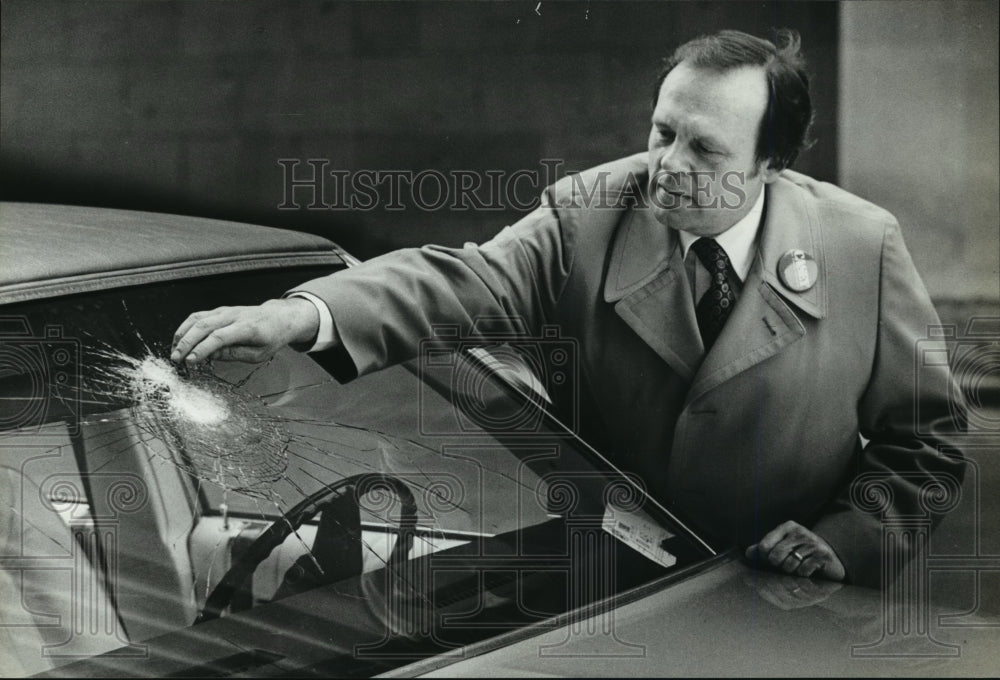 1980 Press Photo Supervisor Dan Casey has windshield blown out by rock - Historic Images