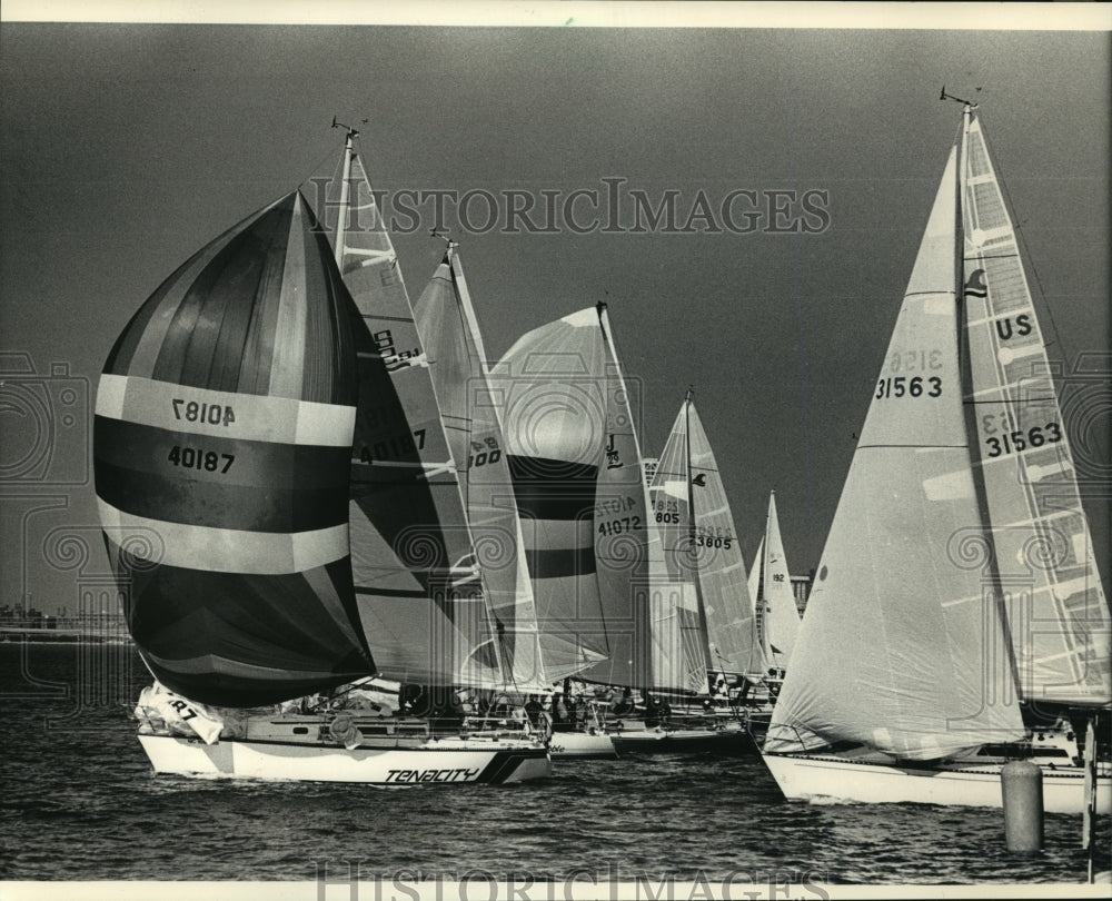 1987 Press Photo Midget Ocean Racing Club begins race from McKinley Marina - Historic Images