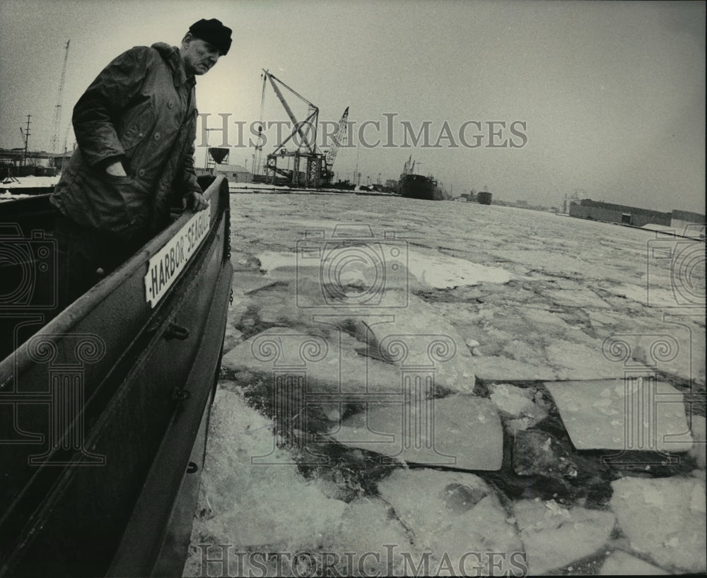 1984 Press Photo Klafke on Tugboat The Harbor Seagull on Lake Michigan - Historic Images