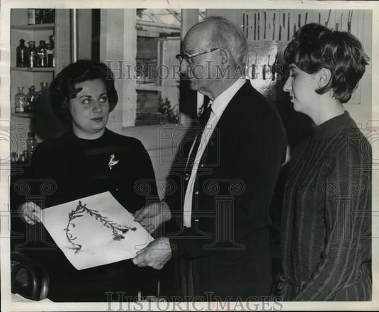 1966 Press Photo Thomas Newton Bobb and Biology Students Podesta, Tyndall - Historic Images