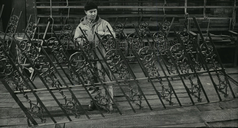 1984 Press Photo August Becker of Becker Ornamental Iron checks iron railing - Historic Images