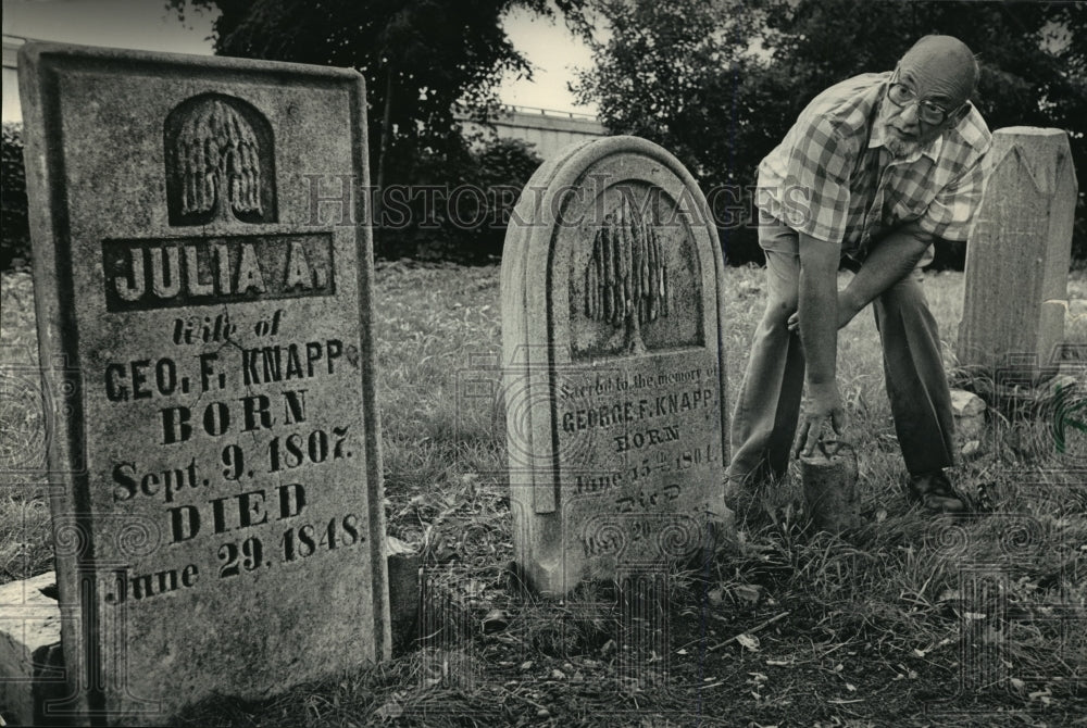 1987 Press Photo William Krause at Oak Hill Cemetery in Milwaukee, Wisconsin - Historic Images