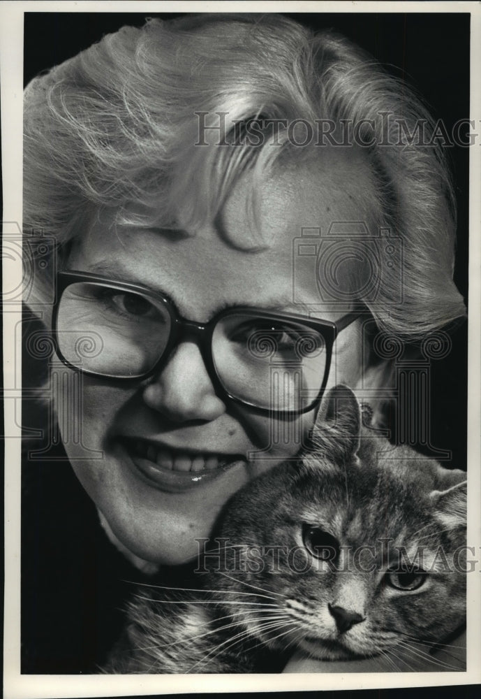 1990 Press Photo Kim Heikknen Hugs Her Burglary Alerting Cat Leia - mja49772 - Historic Images