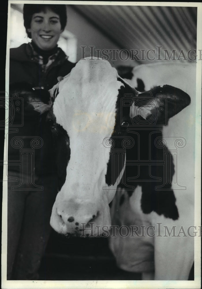 1982 Press Photo Katie Coyne-Herdswoman-Stands With Ivy-The Million Dollar Cow - Historic Images