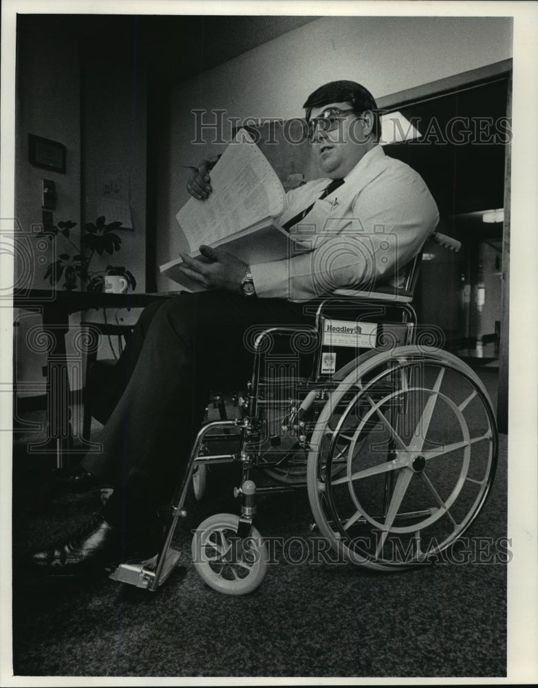 1984 Press Photo Racine County Executive Leonard Ziolkowski Gets Wheelchair Time - Historic Images