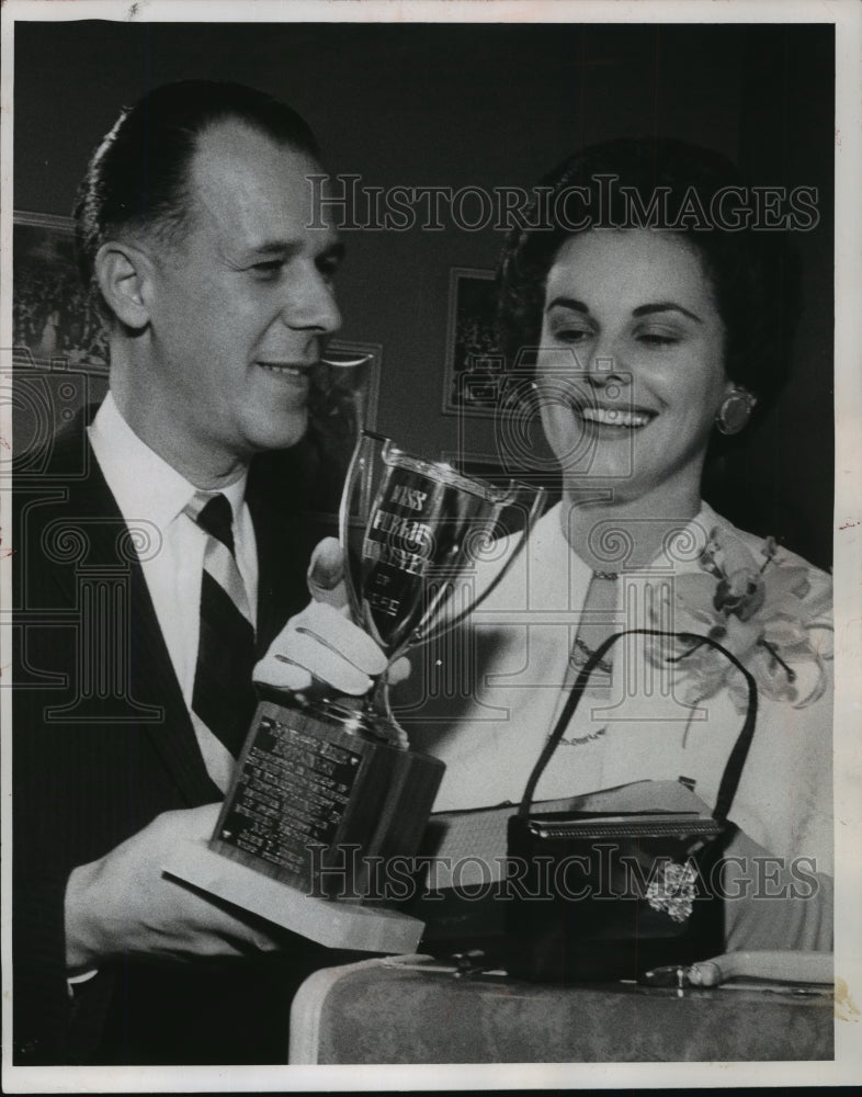 1959 Press Photo John Zinos and Jeanette Repplinger, Miss Public Employe - Historic Images