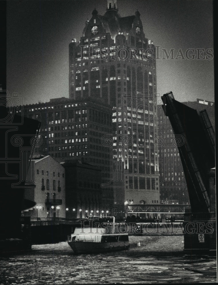 1991 Press Photo The Ship, The Celebration, Passes Under Kilbourne Avenue Bridge - Historic Images