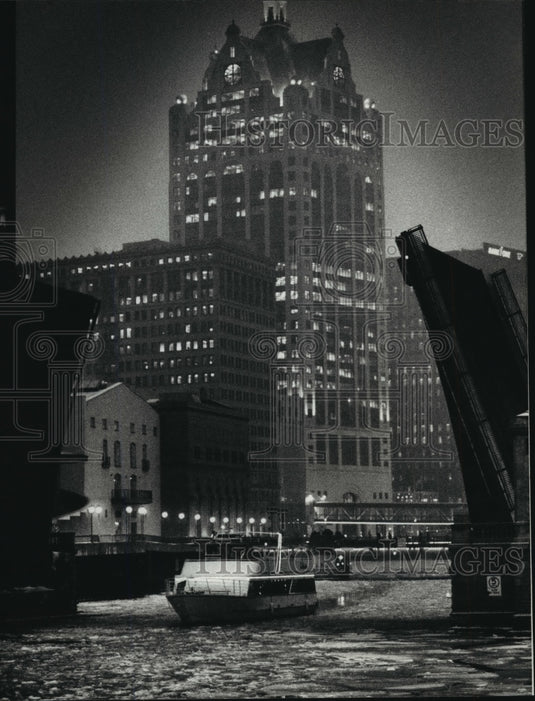 1991 Press Photo The Ship, The Celebration, Passes Under Kilbourne Avenue Bridge - Historic Images