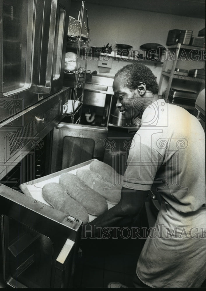 1993 Press Photo Carl Collins, Second Cook at Camp Whitcomb/Mason - Historic Images