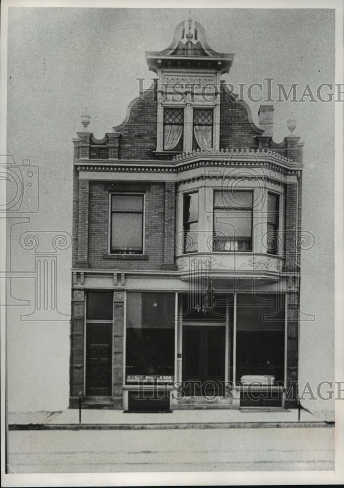 1976 Press Photo Former Funeral Home Built in 1900 Now Jim McCue's Tap- Historic Images