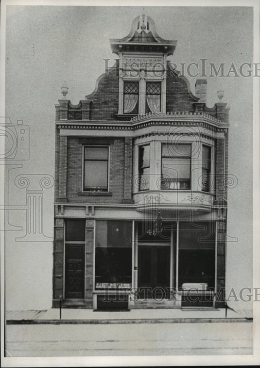 1976 Press Photo Former Funeral Home Built in 1900 Now Jim McCue's Tap- Historic Images