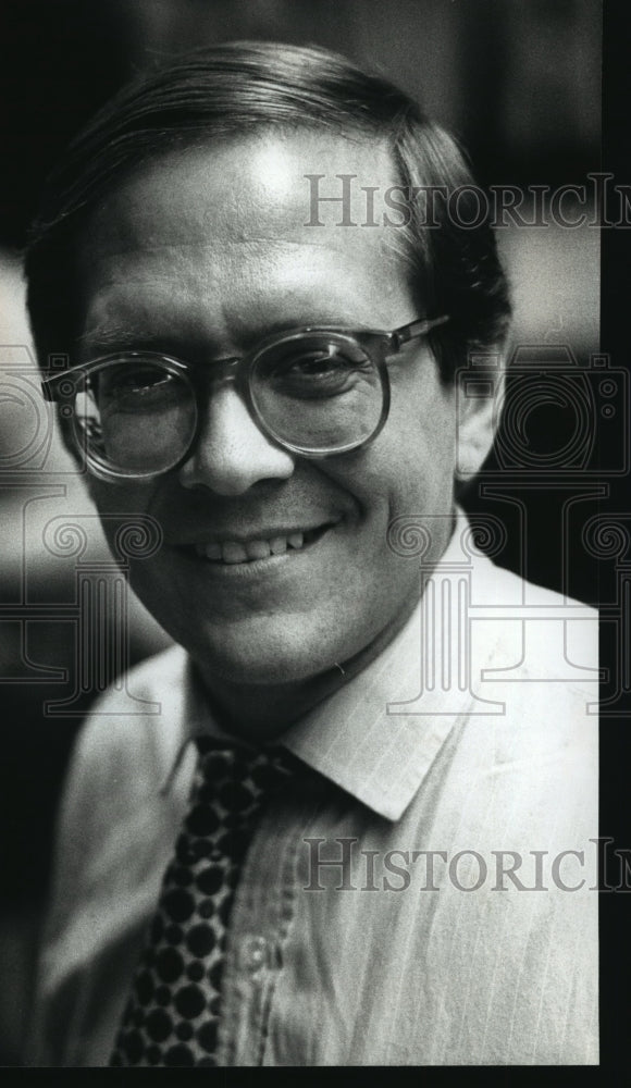 1990 Press Photo Chester Ceille of Start-Techs Inc. in Milwaukee, Wisconsin. - Historic Images