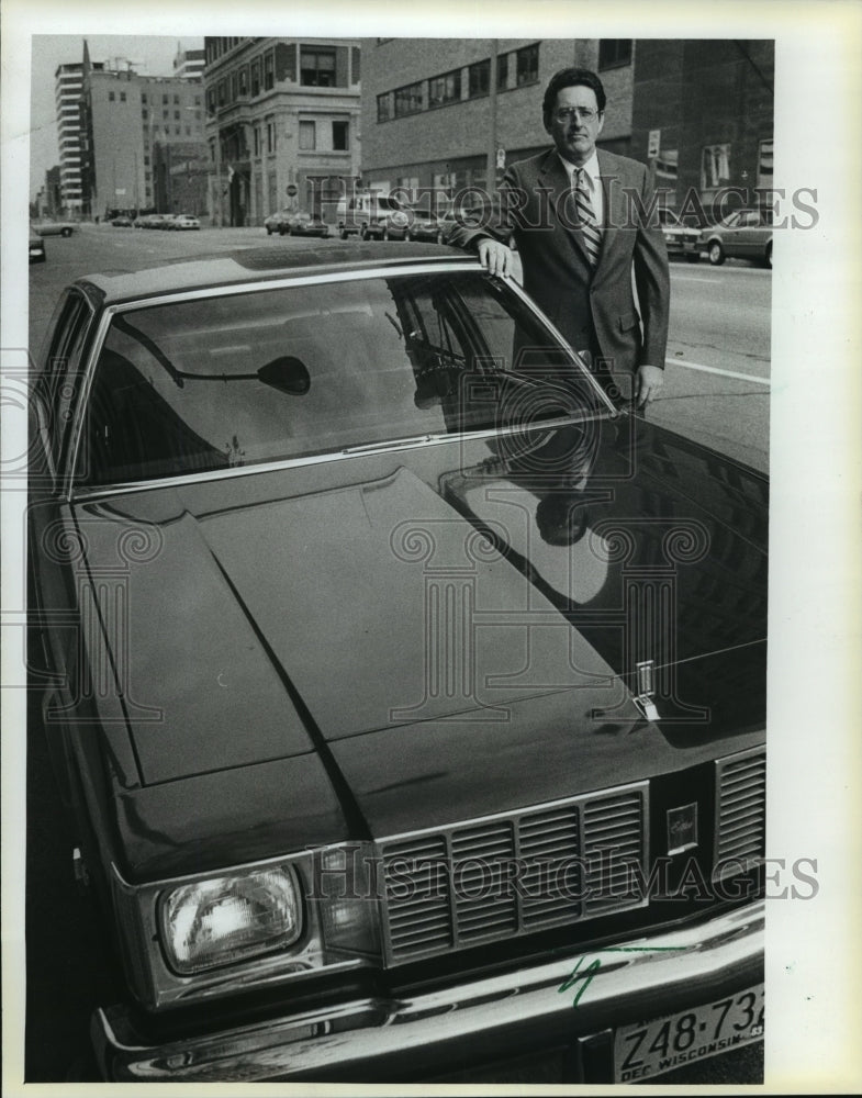 1983 Press Photo Kenneth Cavanaugh and his car Cutlass - Historic Images