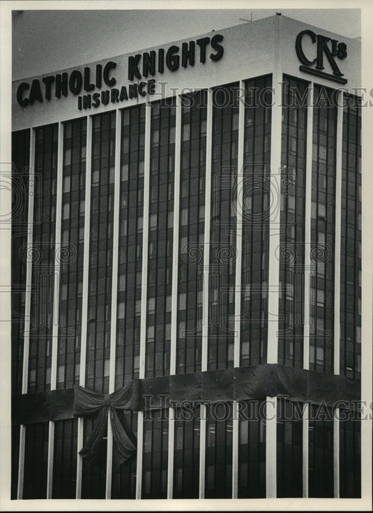 1985 Press Photo Red Ribbon For Catholic Knights Insurance Society's Centennial - Historic Images