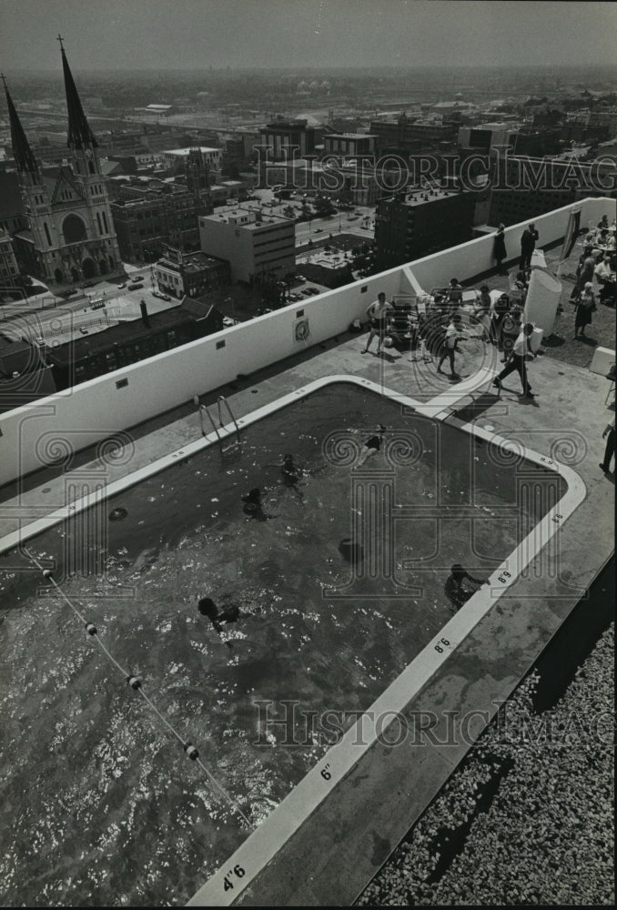 1982 Press Photo Employees Swimming in Catholic Knights Insurance Society's Pool - Historic Images