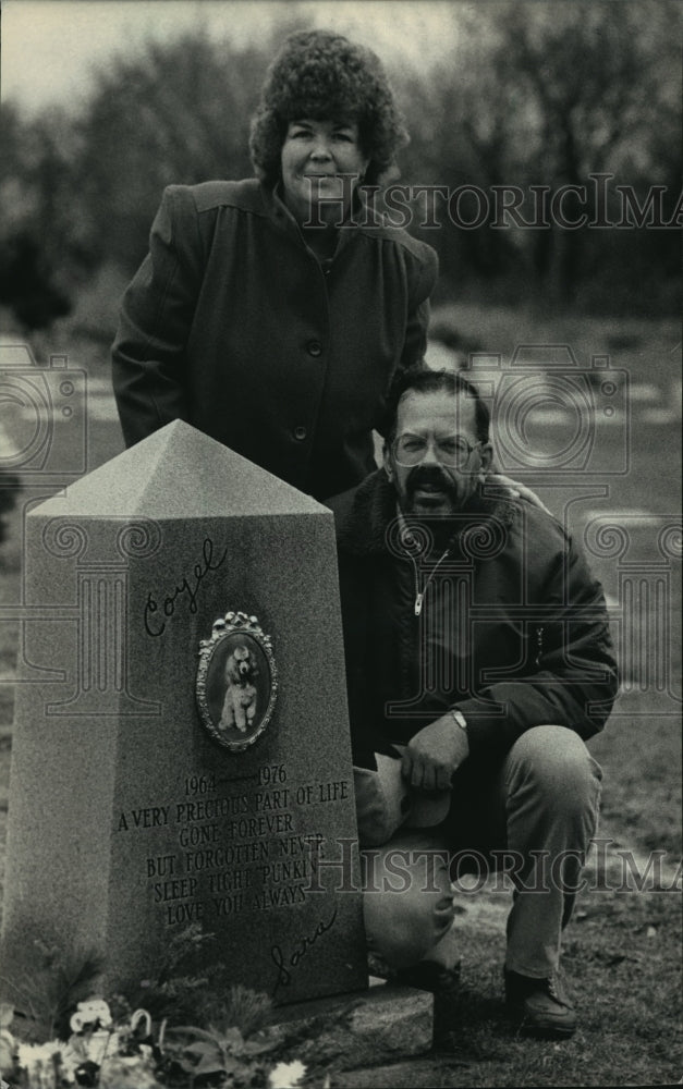 1987 Press Photo Pet Lawn Cemetery Owners, Sara and Dick Bernier - Historic Images