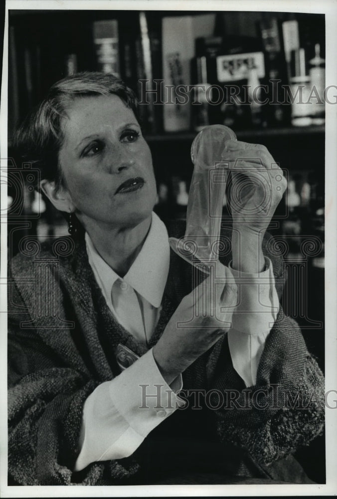 1992 Press Photo Mary Ann Leeper Displays Company&#39;s Female Condom, Wisconsin - Historic Images