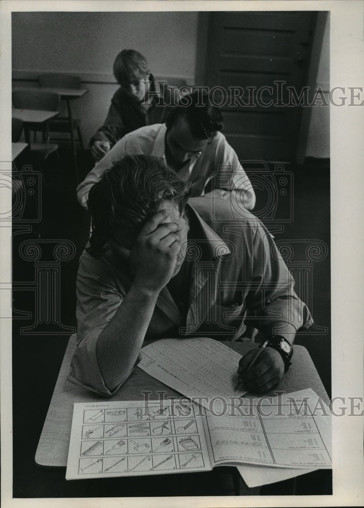 1991 Press Photo Students Take United States Military Draft Qualification Test - Historic Images