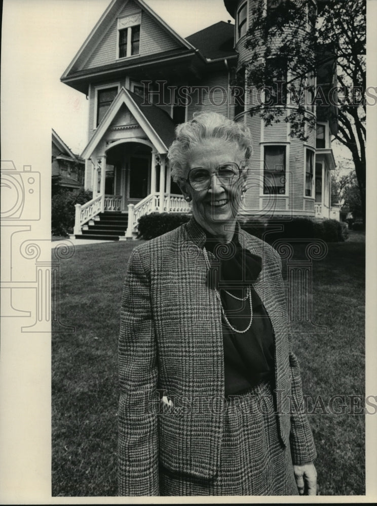1986 Press Photo Mary Swan In Front Of Her Family's Beaver Dam Home - Historic Images
