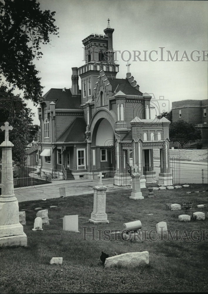 1987 Press Photo The Old Gatehouse to Calvary Cemetery on West Blue Mound Road - Historic Images