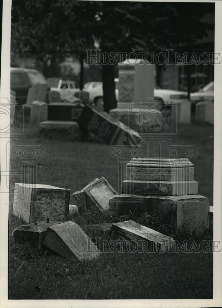 1992 Lincoln Memorial Cemetery Was Vandalized For The 4th Time-Historic Images