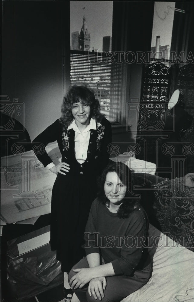 1985 Press Photo Artists Sandra Gruel and Taffeny Bogart In Their Loft - Historic Images