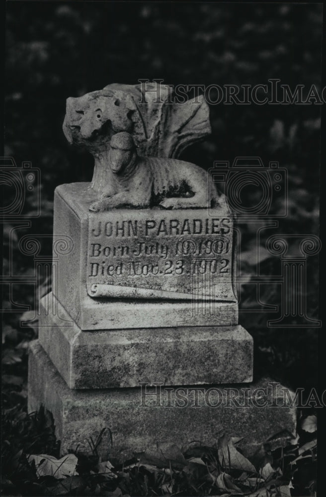 1988 Press Photo A Stone Lamb Guards The Grave Of A Child In Calvary Cemetery - Historic Images