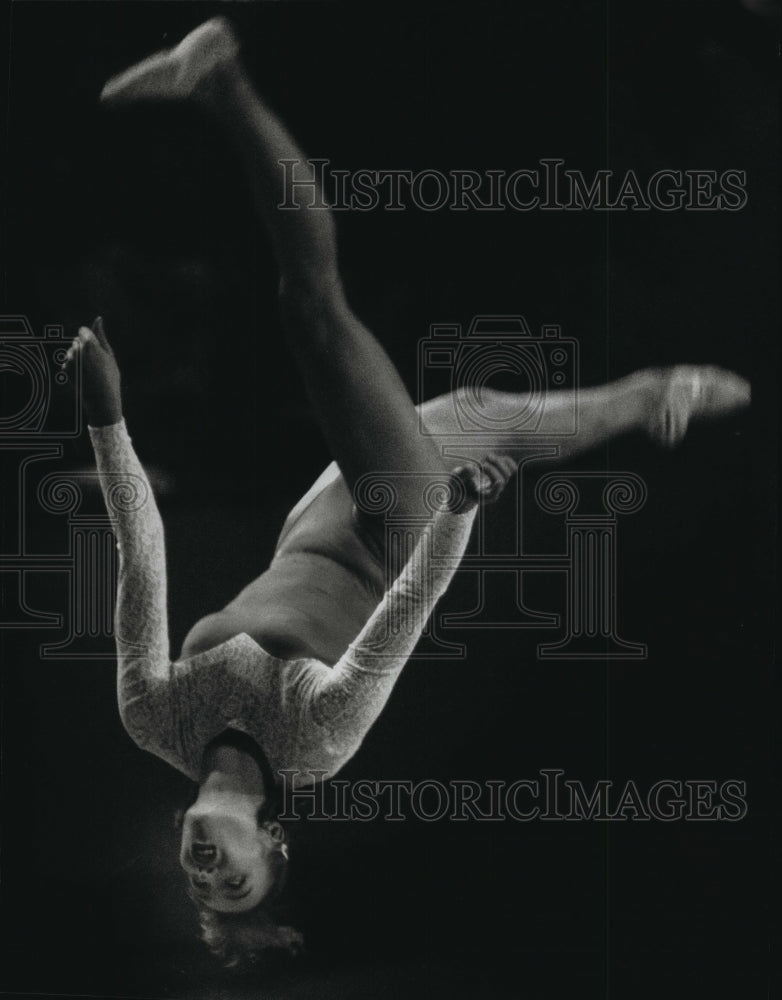 1993 Press Photo Svetlana Boguinskala, Olympic Gymnast, at the Bradley Center - Historic Images