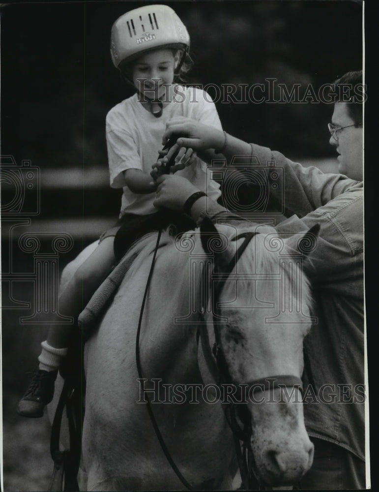 1994 Press Photo Eric Peetz of Camp Minikani Helping Trish Heise Ride a Horse - Historic Images