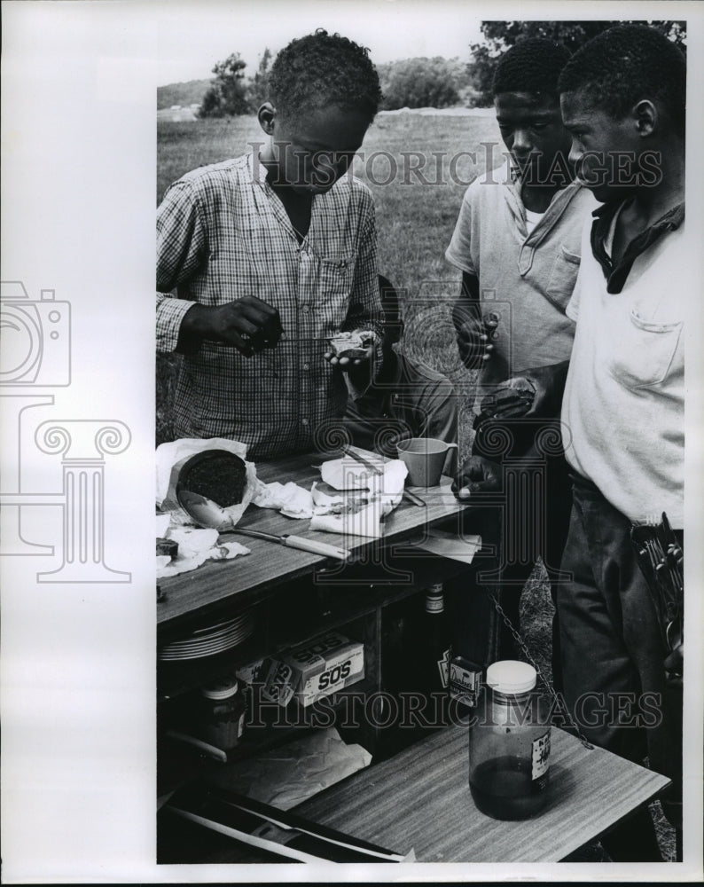 1964 Press Photo Anthony Boyd, William Jelnson, and Roger Rivas Make Their Lunch - Historic Images