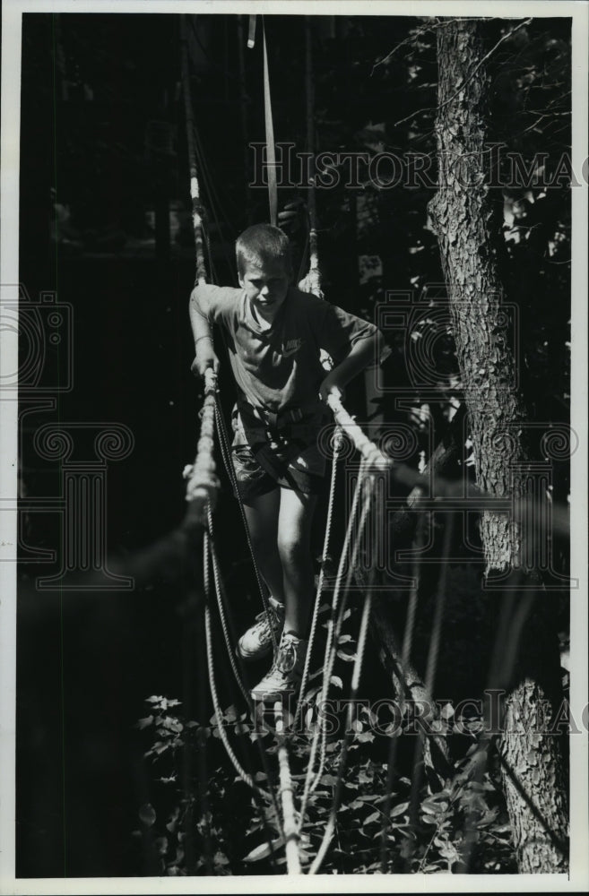 1991 Press Photo Mike Heidenreich Walks A Rope Bridge At Camp Minikani - Historic Images