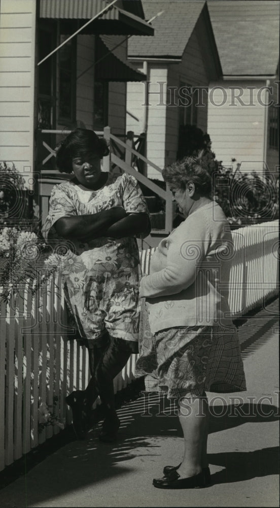 1979 Press Photo Ms. Carter Chatted With Her Neighbor Marie Schieble - Historic Images