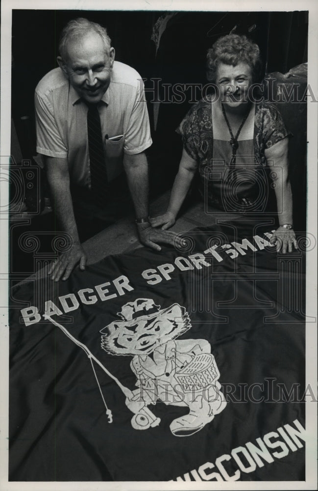 1988 Press Photo Pat and Eleanor Brown company owners make flags and banners - Historic Images