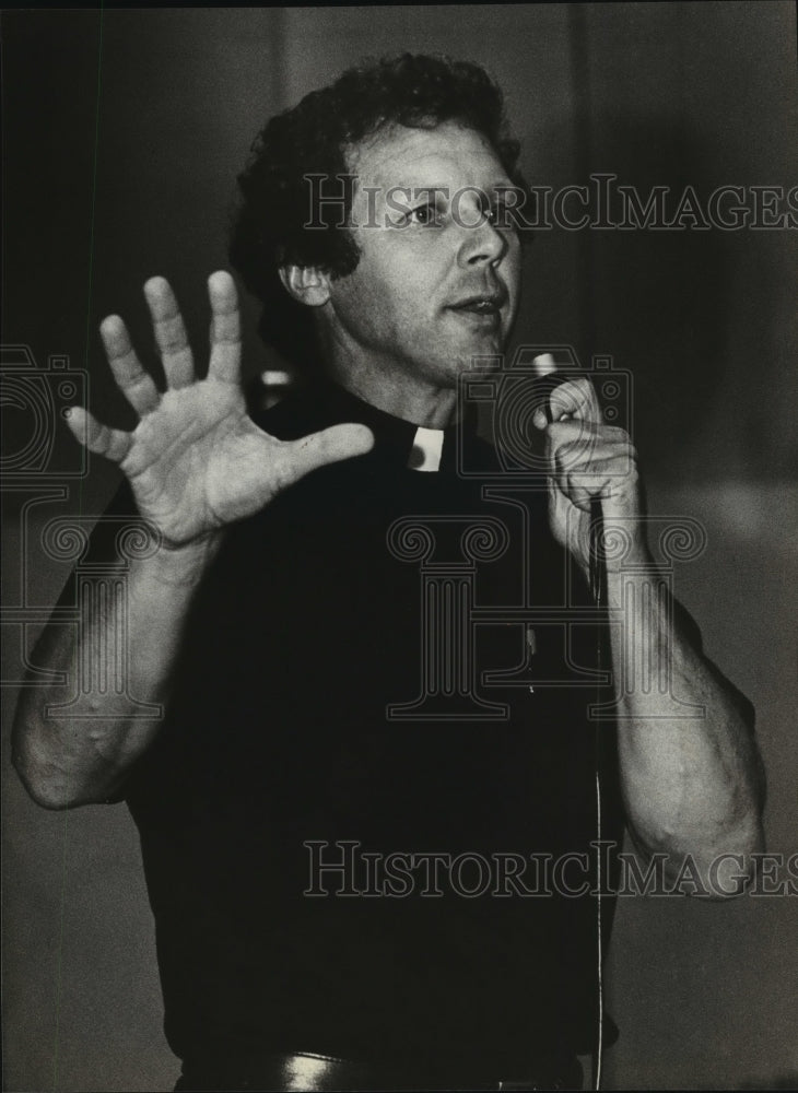 1981 Press Photo Father Roy Bourgeois in Milwaukee Friday a U.S. Missionary - Historic Images